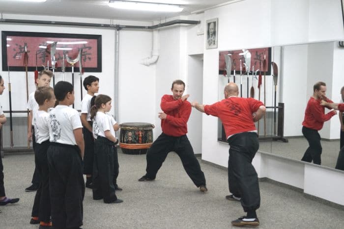 Kung Fu Vorführung der zwei Trainer für die Kinder