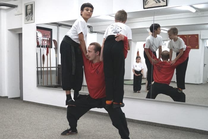 Trainer Kamil beim Kinder Kung Fu
