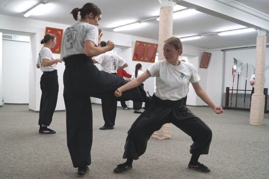 Frauen Fortgeschrittenen Kung Fu Zweikampf
